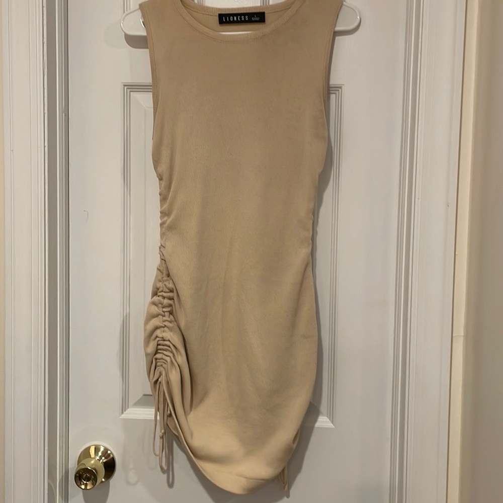☀️Lioness sleeveless fitted dress. Ties on both sides to fit and make shorter.☀️